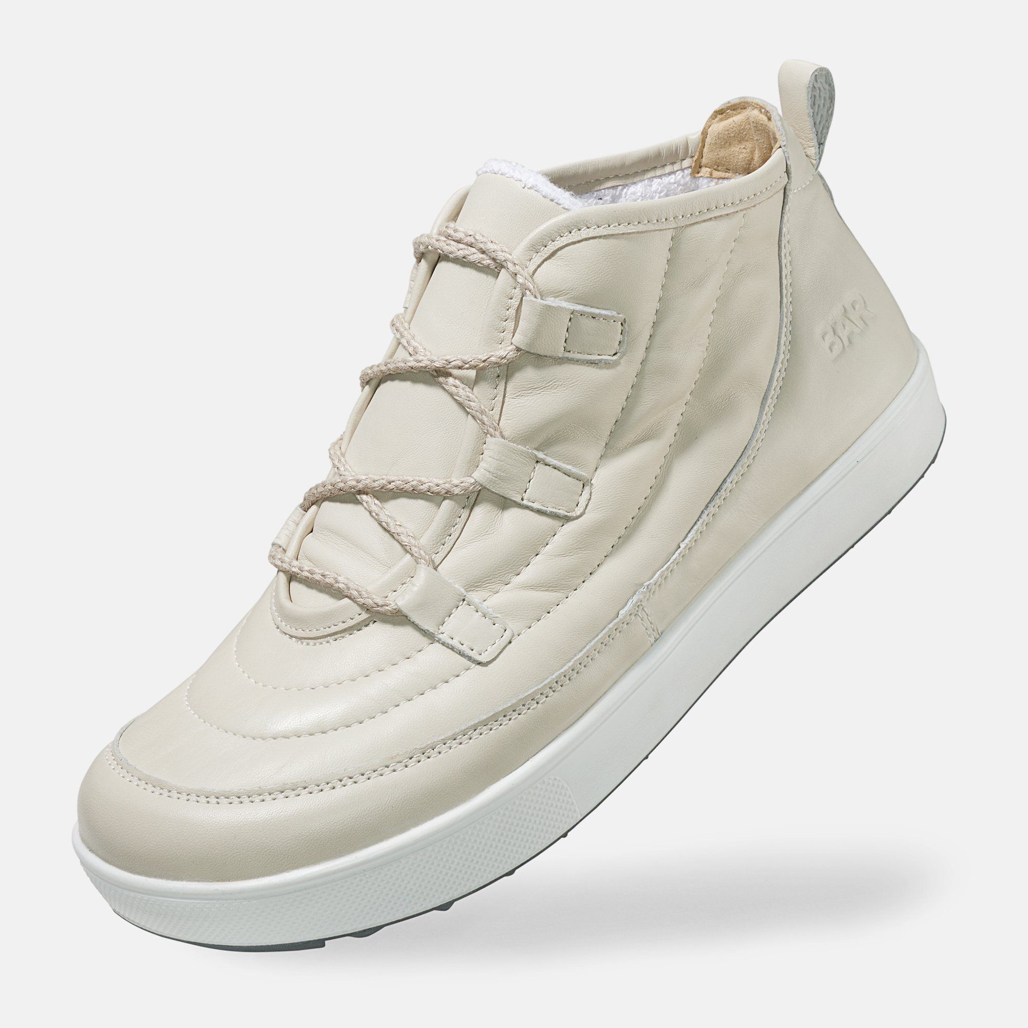 Beige Stiefelette mit Schnürung und weißer Sohle. Gepolstertes Obermaterial, seitliche Lasche. BÄR-Logo.