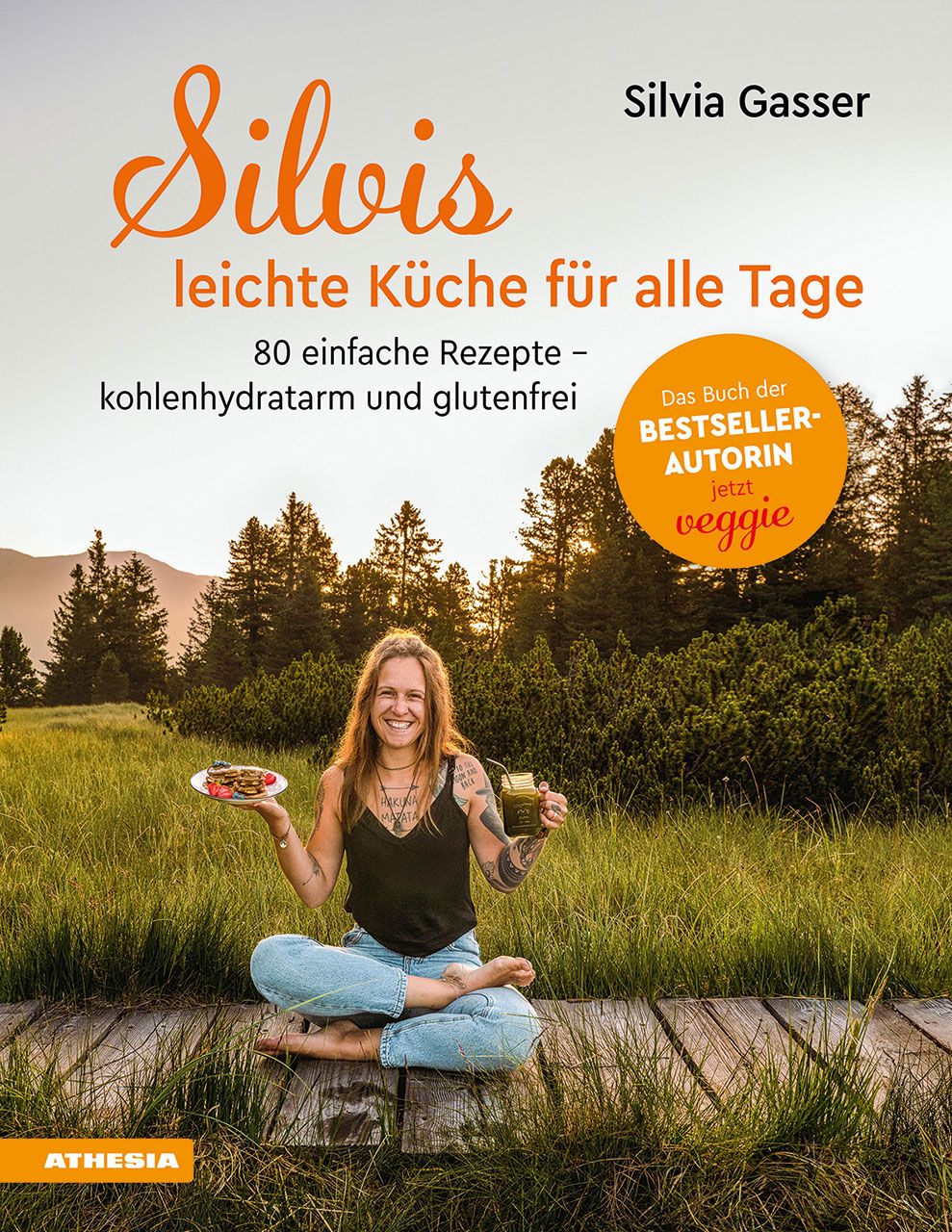 Buchcover: "Silvis leichte Küche für alle Tage". Autorin Silvia Gasser. 80 einfache Rezepte, kohlenhydratarm und glutenfrei. Mit veggie-Hinweis.