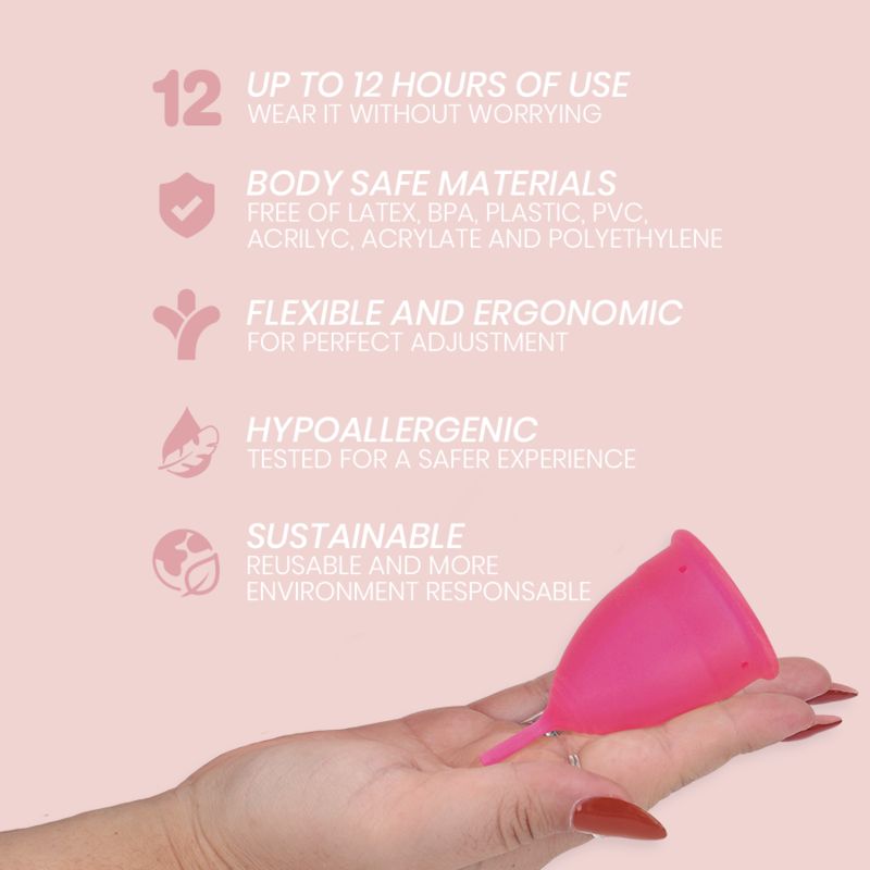 Pinkfarbene Menstruationstasse in Hand. Text: Bis zu 12 Stunden Nutzung, körperverträgliche Materialien, flexibel, hypoallergen, nachhaltig.