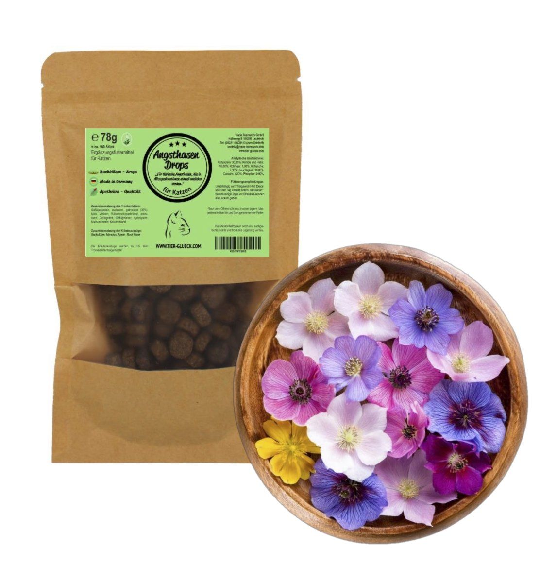 Beutel mit TierGlück Angsthasen Drops für Katzen neben einer Holzschale mit bunten Blüten. Produktinformationen auf dem Beutel.