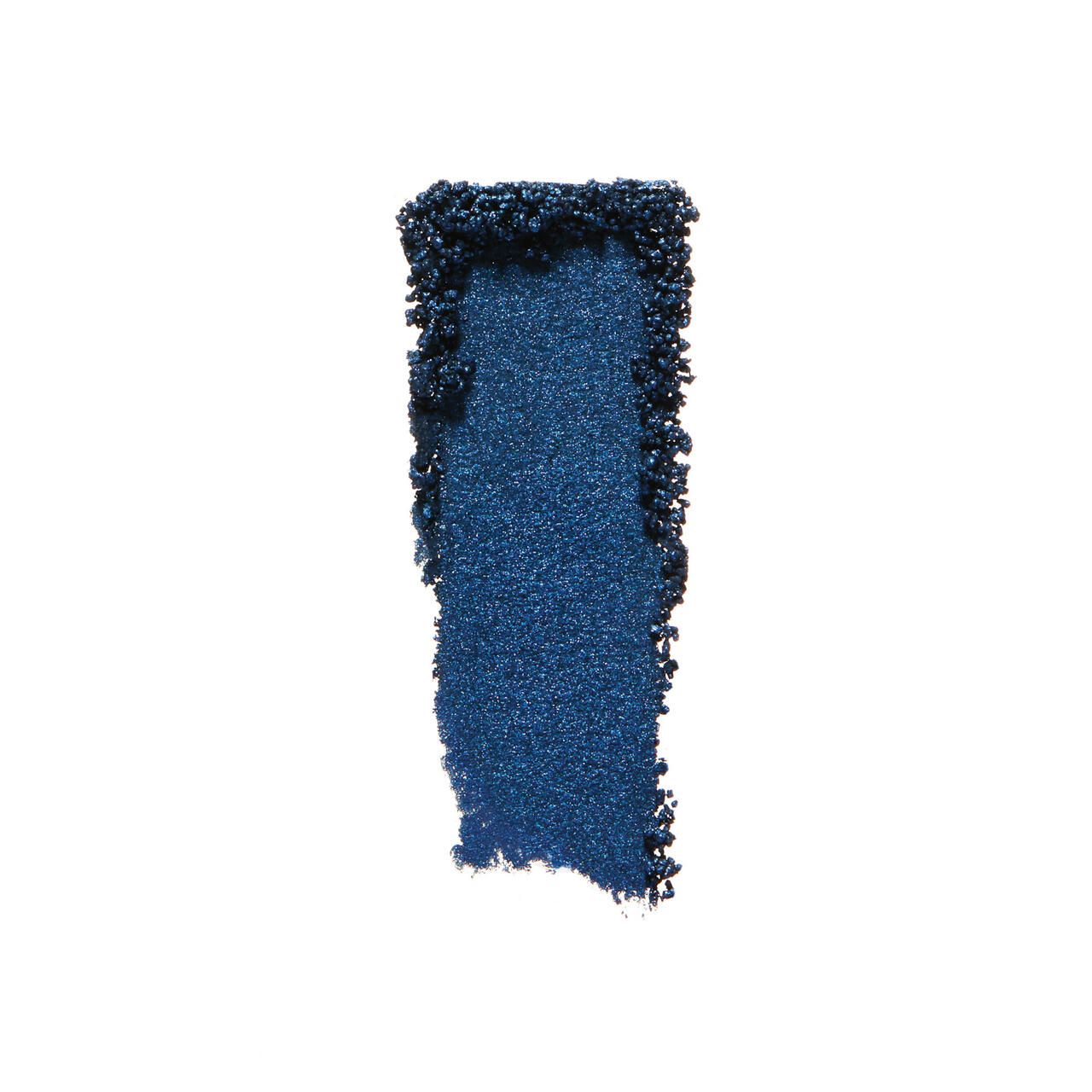 Blauer Shiseido Powder Gel Lidschatten-Abstrich. Rechteckige Form. Auf weißem Hintergrund.