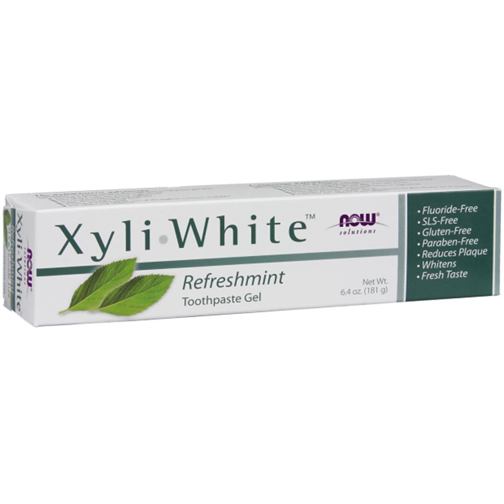 Zahnpasta-Tube in weißer Verpackung. Aufschrift: XyliWhite Refreshmint. Enthält grüne Blätter. Marke: Now Solutions. Angaben: Fluoridfrei, SLS-frei, Glutenfrei, Parabenfrei.