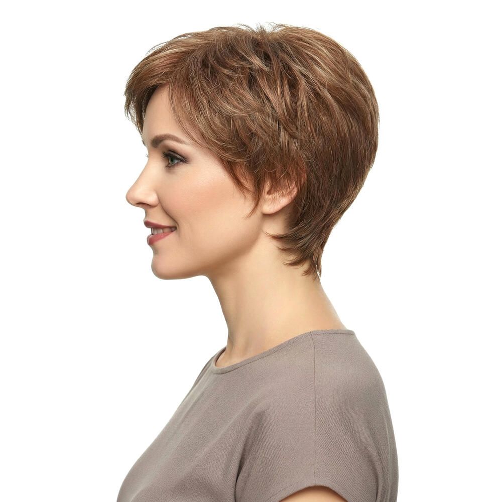 Kurzhaarperücke in Braun-Blond-Tönen. Seitenansicht einer Frau mit Perücke und braunem Oberteil.