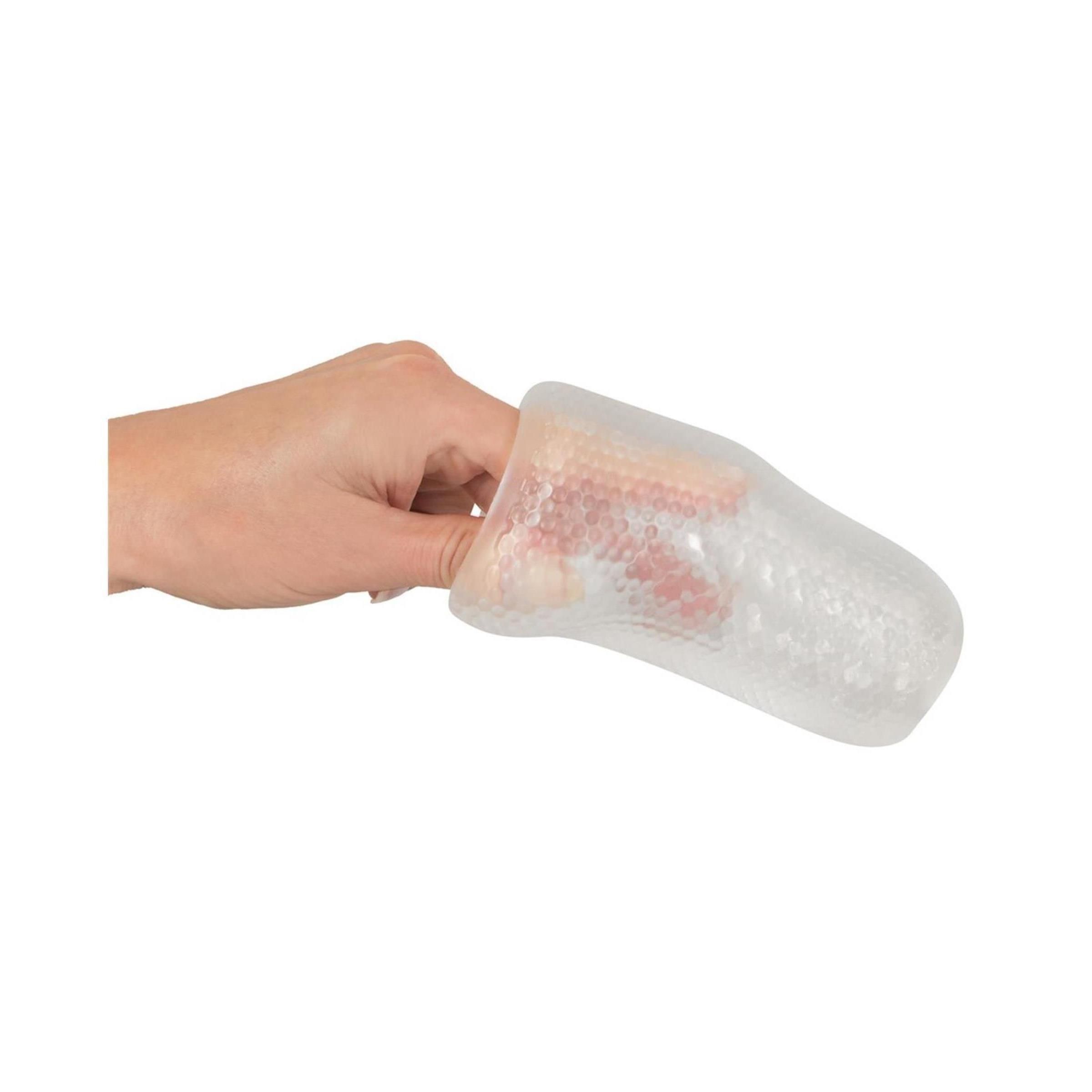 Produkt in Finger gesteckt. Transparentes Material mit Noppenstruktur. Gehaltene Form.