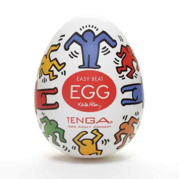 Ei-förmiges Produkt mit farbigen Figuren und Text. Roter Kreis mit "EGG"-Schriftzug. Marke TENGA.