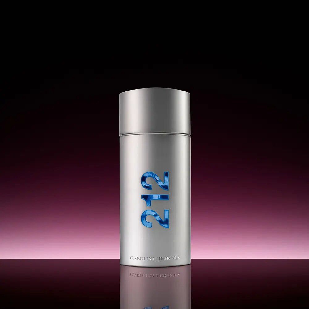 Silberne Flasche mit blauem "212"-Schriftzug. Der Hintergrund ist rosa und violett.