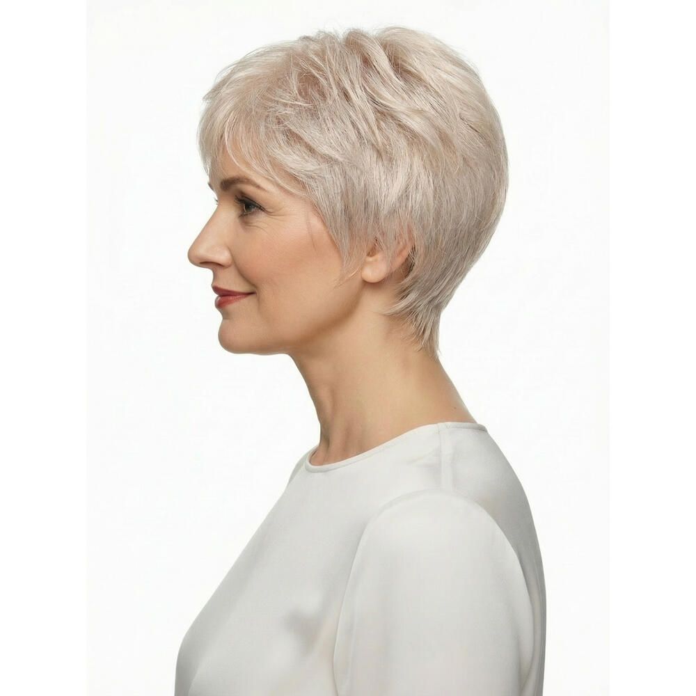 Kurzhaarperücke, hellblond, Seitenansicht. Haarschnitt mit Pony. Frau trägt ein weißes Oberteil.