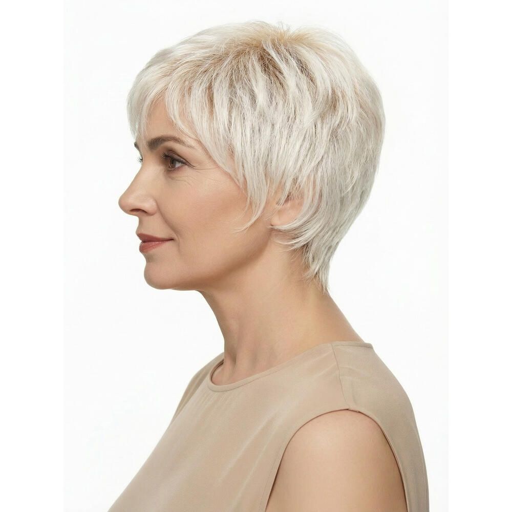 Kurzhaarperücke in Blond. Seitenansicht einer Frau mit Perücke. Helles Haar, seitlicher Pony. Beige Oberteil.