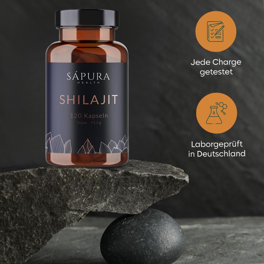 Braune Glasflasche mit schwarzem Deckel. Etikett "Sapura Health" und "Shilajit". 120 Kapseln. Laborgeprüft in Deutschland.