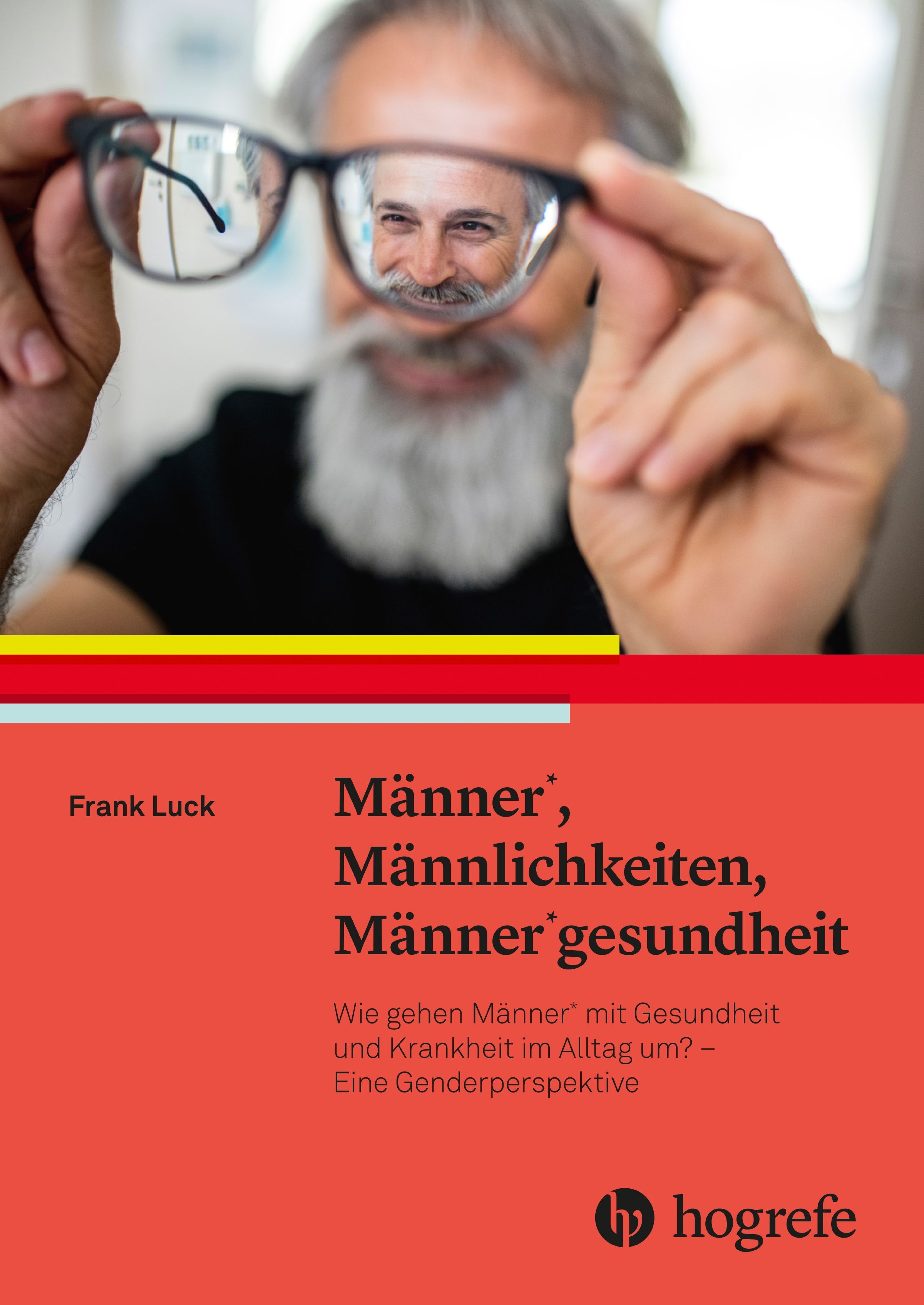 Buchcover: Titel "Männer*, Männlichkeiten, Männer*gesundheit". Autor Frank Luck. Verlag Hogrefe. Mann hält Brille, Spiegelung im Glas.