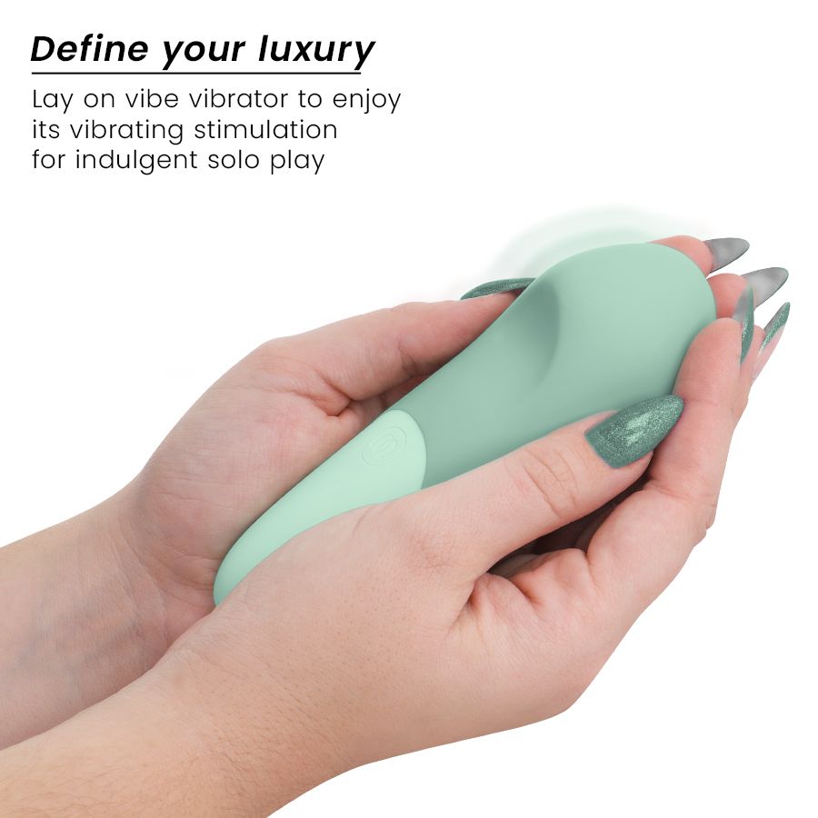 Hände halten einen mintfarbenen Vibrator. Zweifarbiges Design. Nägel mit grünem Nagellack.