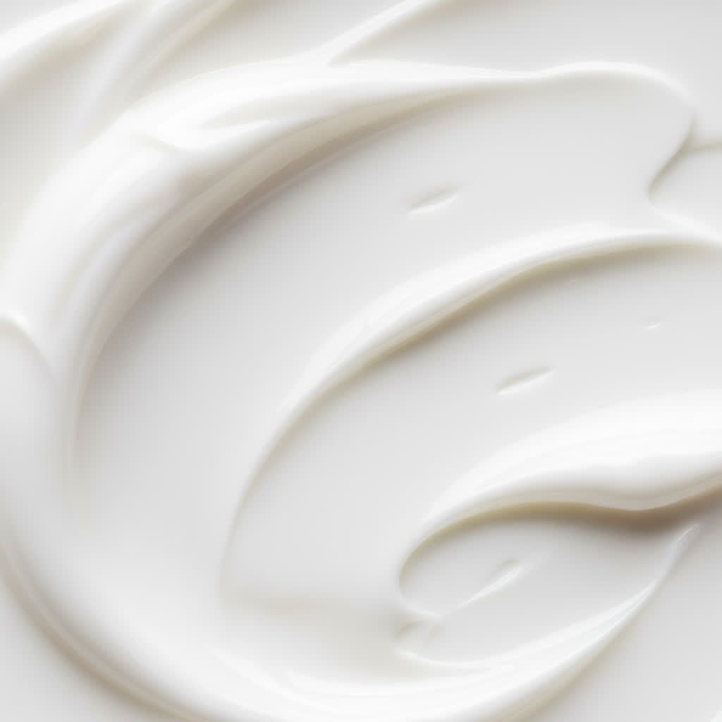 Nahaufnahme von weißer Creme mit gewellten Strukturen.