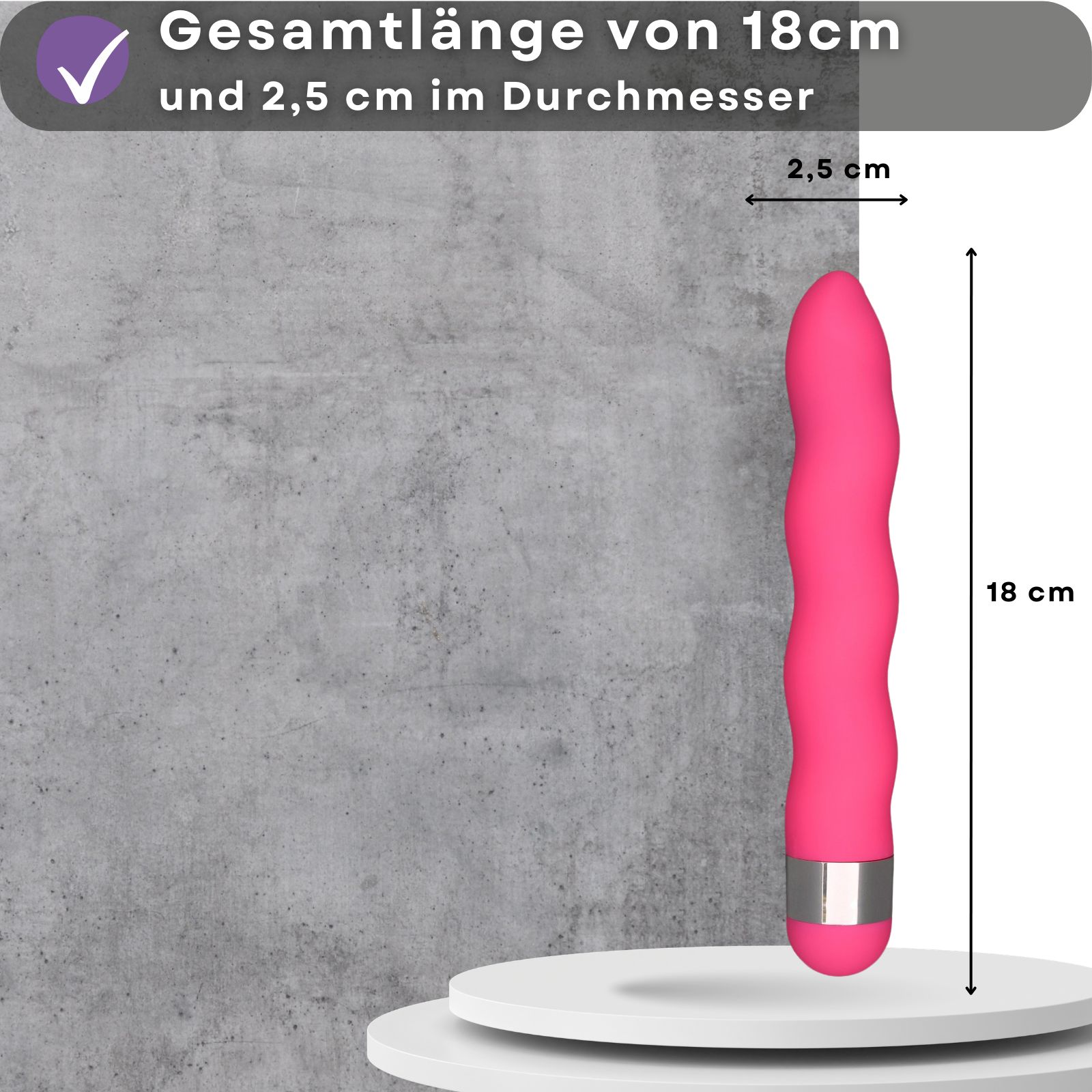 Pinkfarbener Vibrator. Länge 18 cm, Durchmesser 2,5 cm. Wellenform. Auf Podest.