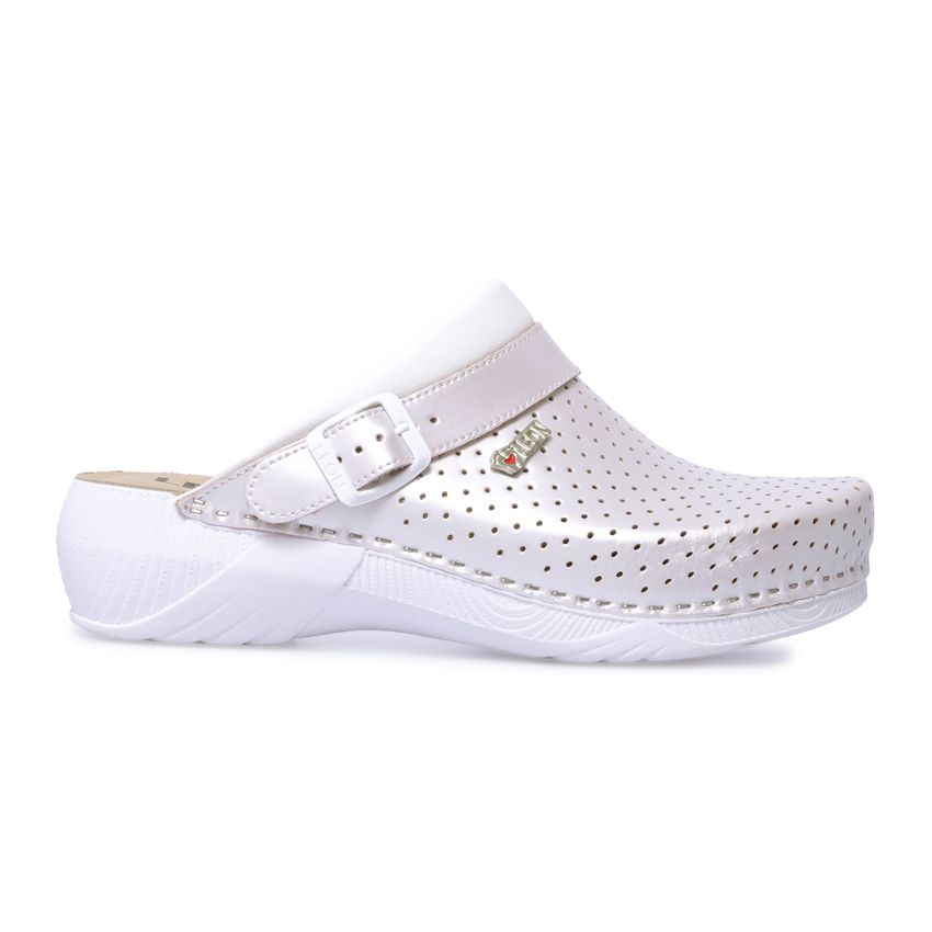 Perlweiße Leder-Pantolette mit Perforationen. Weißer Riemen mit Schnalle. Marke LEON. Weiße Sohle.