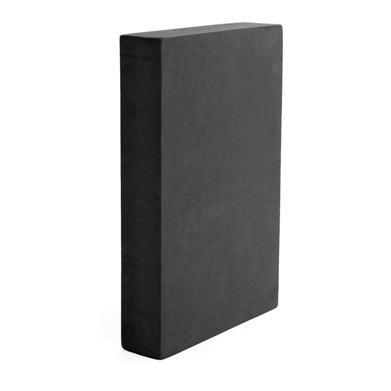 Schwarzer, rechteckiger Yoga-Block. Stehend.
