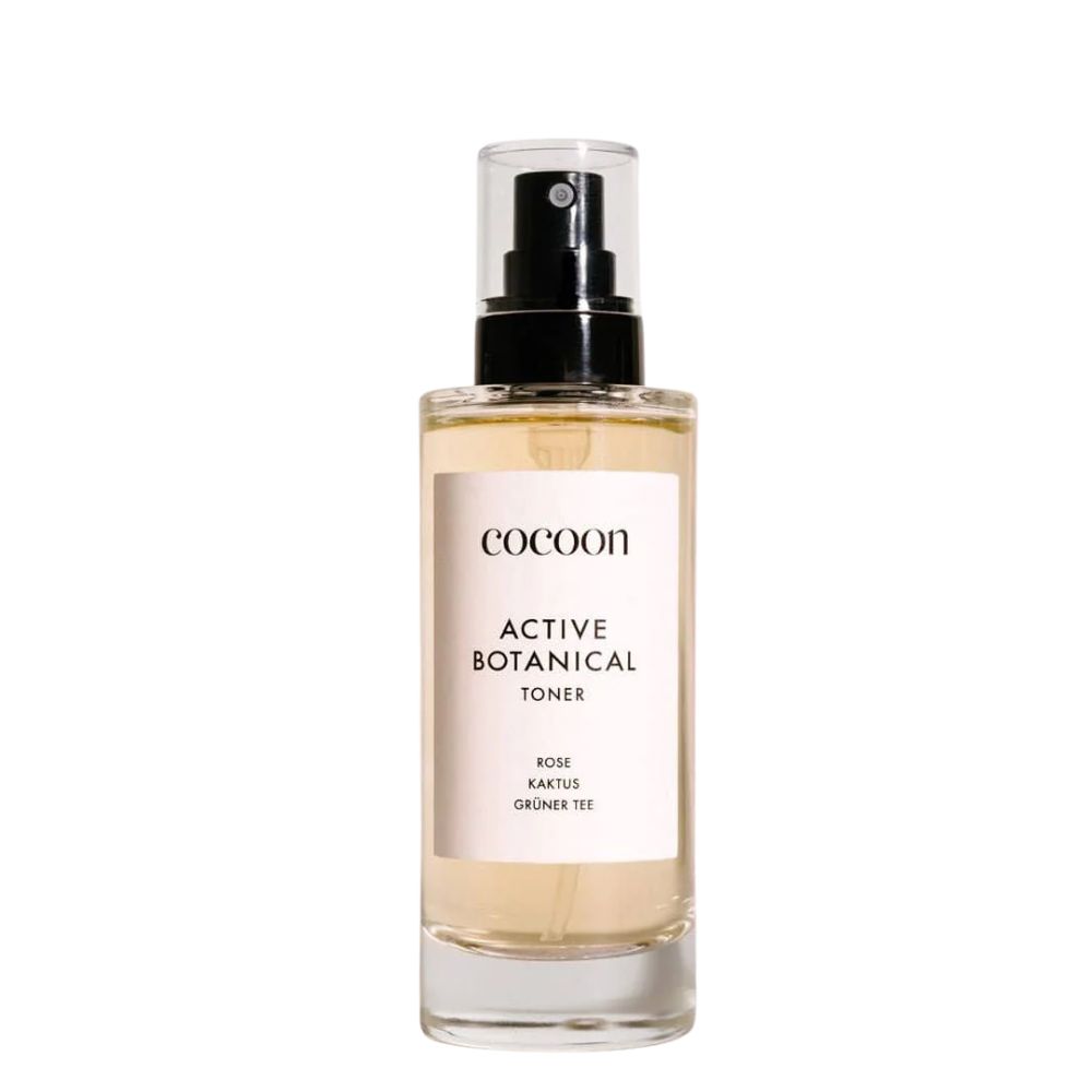 Klarer Sprühflakon mit schwarzem Sprühkopf. Etikett mit "cocoon", "Active Botanical Toner", Rose, Kaktus, Grüner Tee.