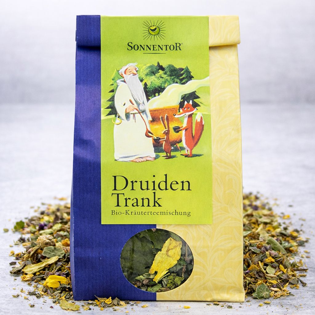 Sonnentor Druidentrank Bio-Kräutertee lose um eine Papiertüte herum gestreut.