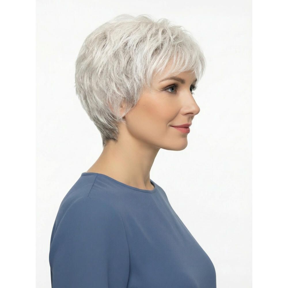 Kurzhaarperücke, graues Haar, Pony. Frau mit blauem Oberteil, Seitenansicht.