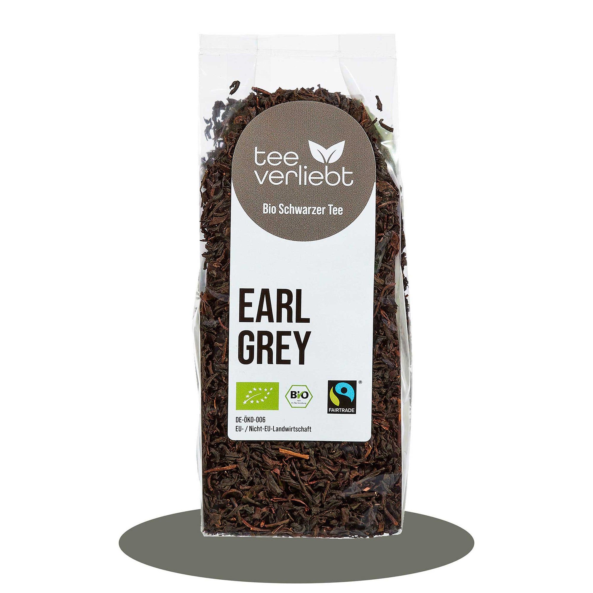 Transparente Verpackung mit losem Earl Grey Tee. Bio-Siegel und Fairtrade-Logo sind sichtbar.