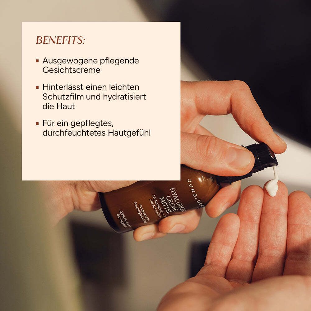 Hand drückt Creme aus Flasche. Text: Vorteile: Ausgewogene Gesichtspflegecreme, hinterlässt Schutzfilm, hydratisiert.