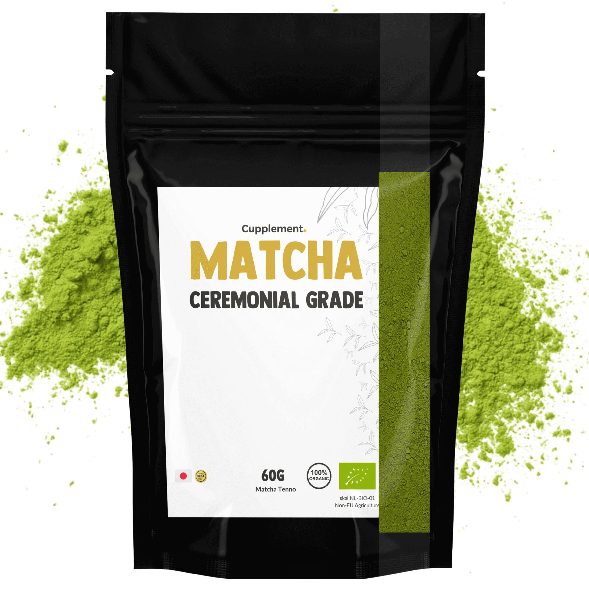 Schwarzer Beutel mit weißem Etikett. Aufschrift: Matcha Ceremonial Grade. 60g. Grünes Matcha-Pulver daneben.