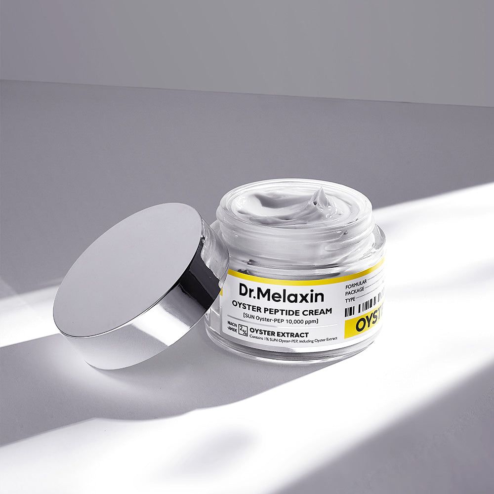 Dr. Melaxin Oyster Peptide Cream in einem Glasbehälter mit offenem Deckel.