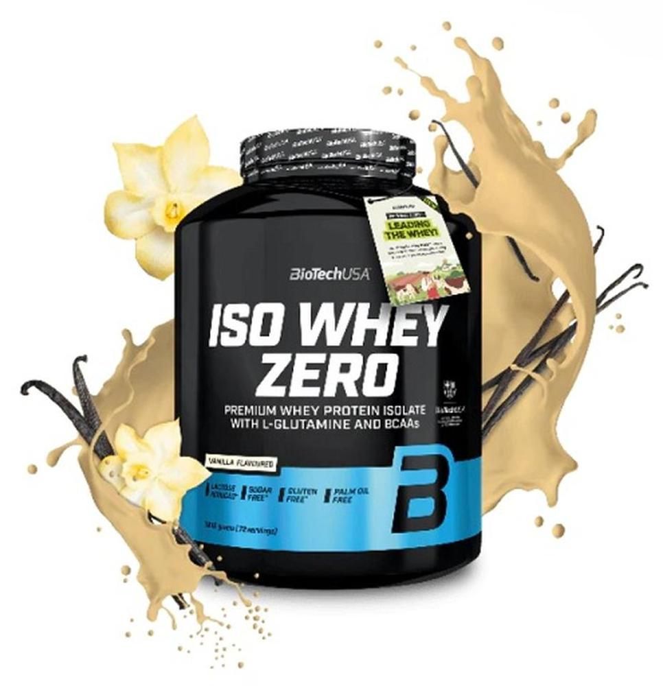 Schwarze Dose BioTechUSA Iso Whey Zero mit blauem Etikett. Vanille-Aroma. Umgeben von Vanilleschoten, Blüten und einem cremigen Spritzer.
