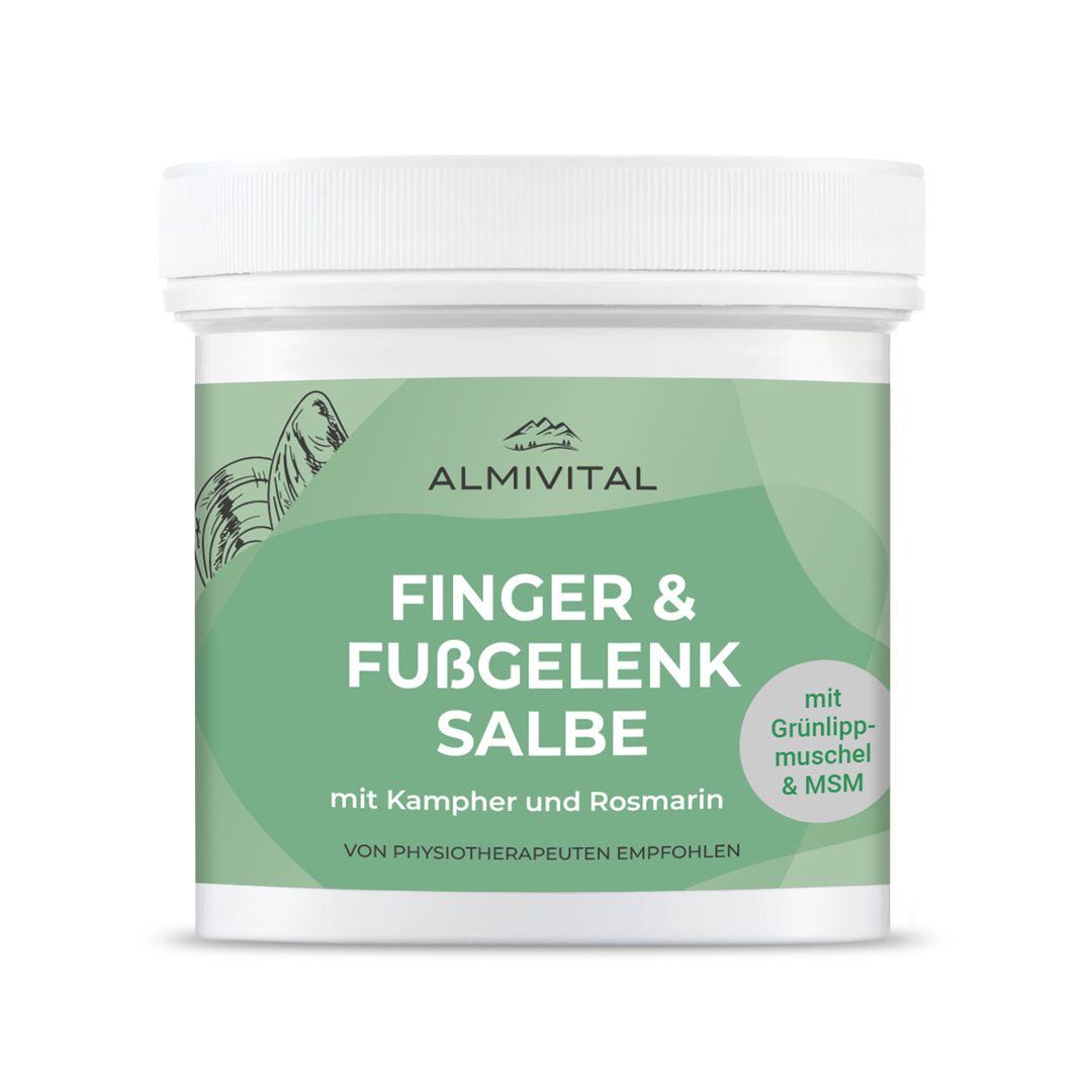 Weißer Tiegel mit grünem Etikett. Aufschrift: ALMIVITAL, FINGER & FUBGELENK SALBE, mit Kampher und Rosmarin, von Physiotherapeuten empfohlen.