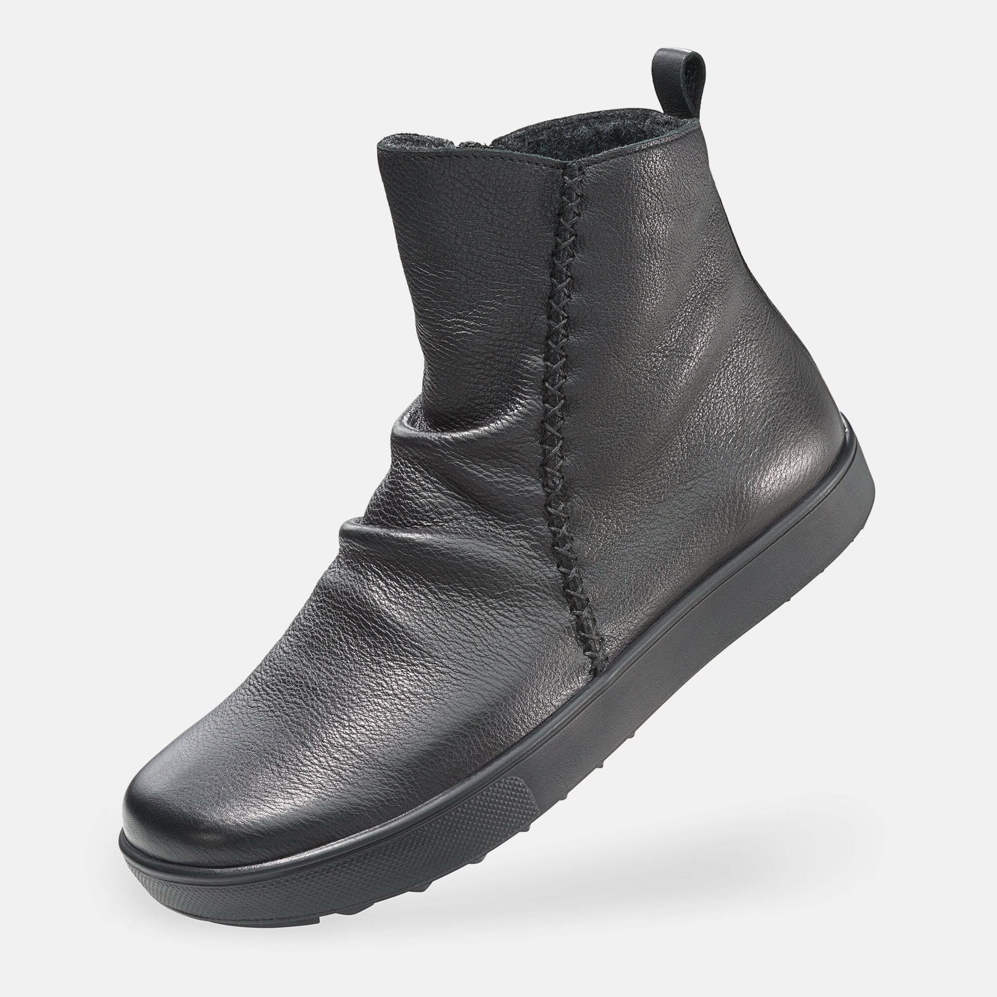 Schwarzer Lederstiefel mit Ziernähten und gerafftem Schaft.