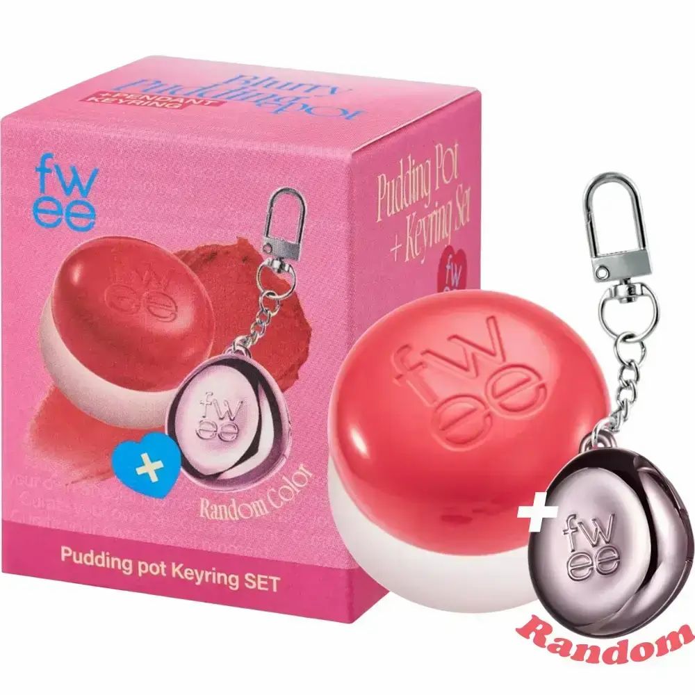 Set mit Pudding Pot und Schlüsselanhänger. Rosa Verpackung mit Produktabbildung. Schlüsselanhänger mit Spiegel. Text: FWEE, Pudding Pot + Keyring Set.