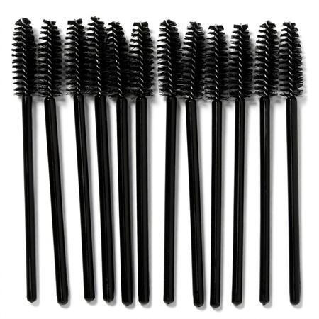 Zwölf schwarze Wimpernbürsten mit Spiralbürstenkopf und schwarzem Stiel, nebeneinander auf weißem Hintergrund.