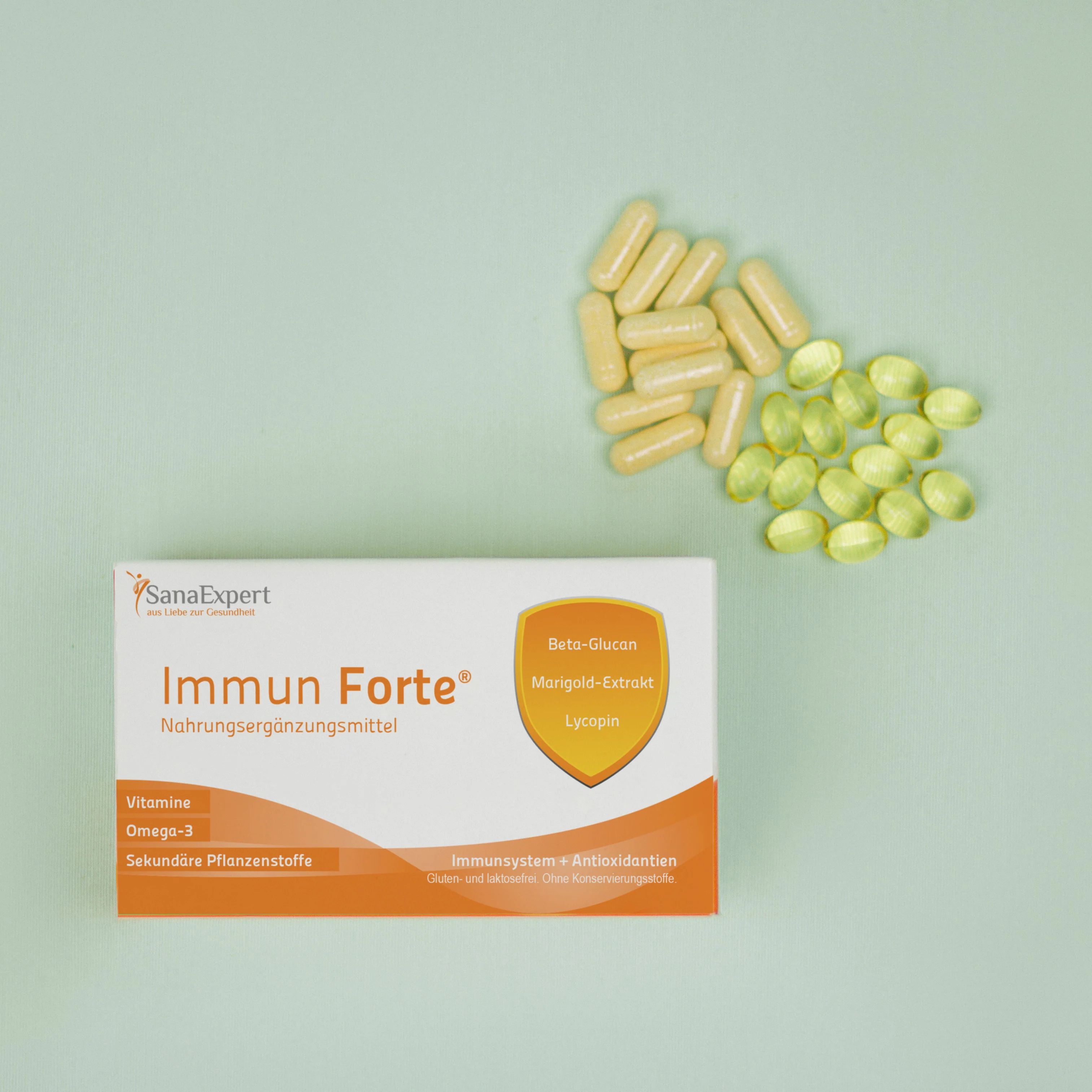 Kapseln und Tabletten neben einer Produktverpackung von SanaExpert Immun Forte. Aufschrift: Immun Forte, Nahrungsergänzungsmittel.