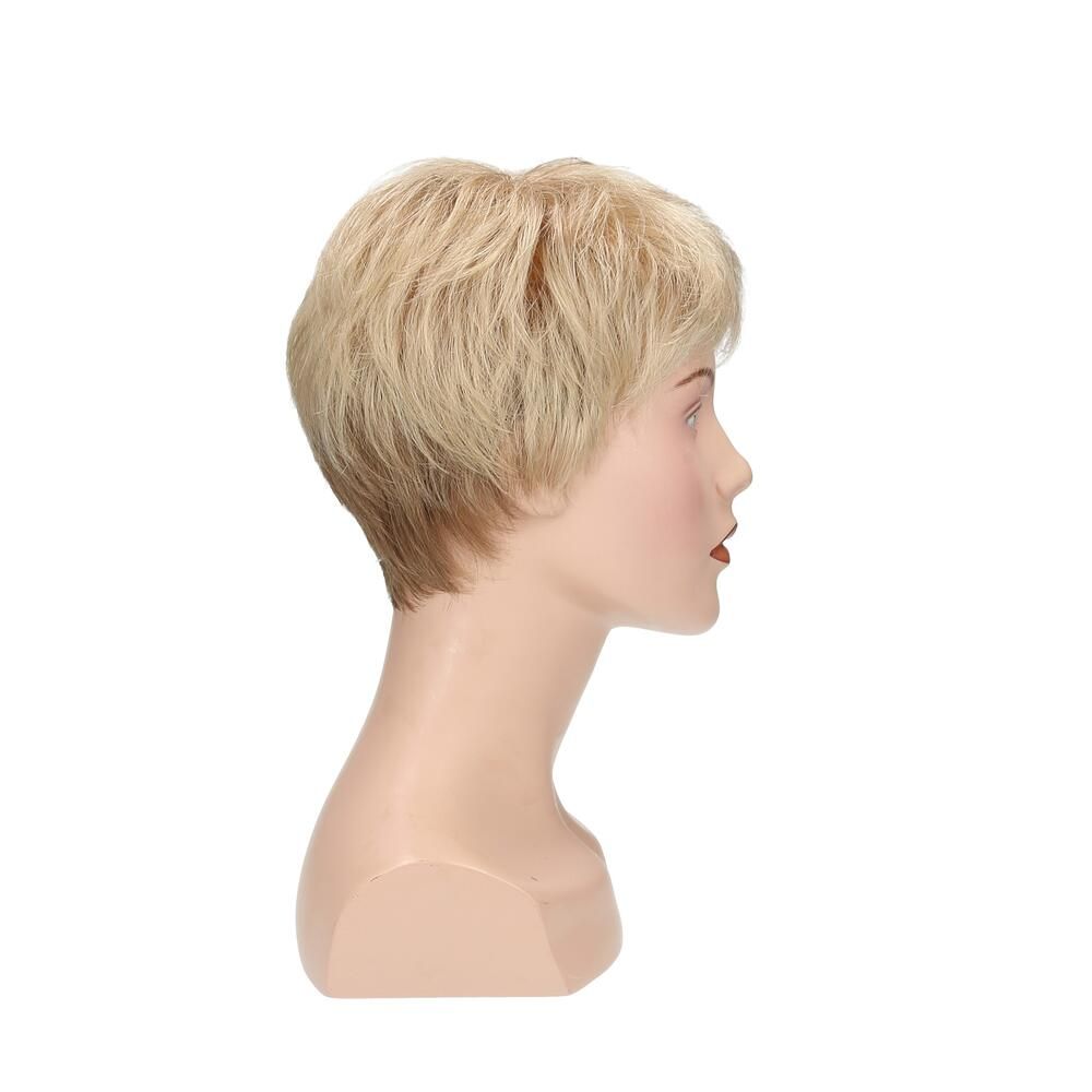 Blonde Perücke auf einem Schaufensterkopf. Seitenansicht. Kurze, gewellte Haare. Hautfarbener Kopf.