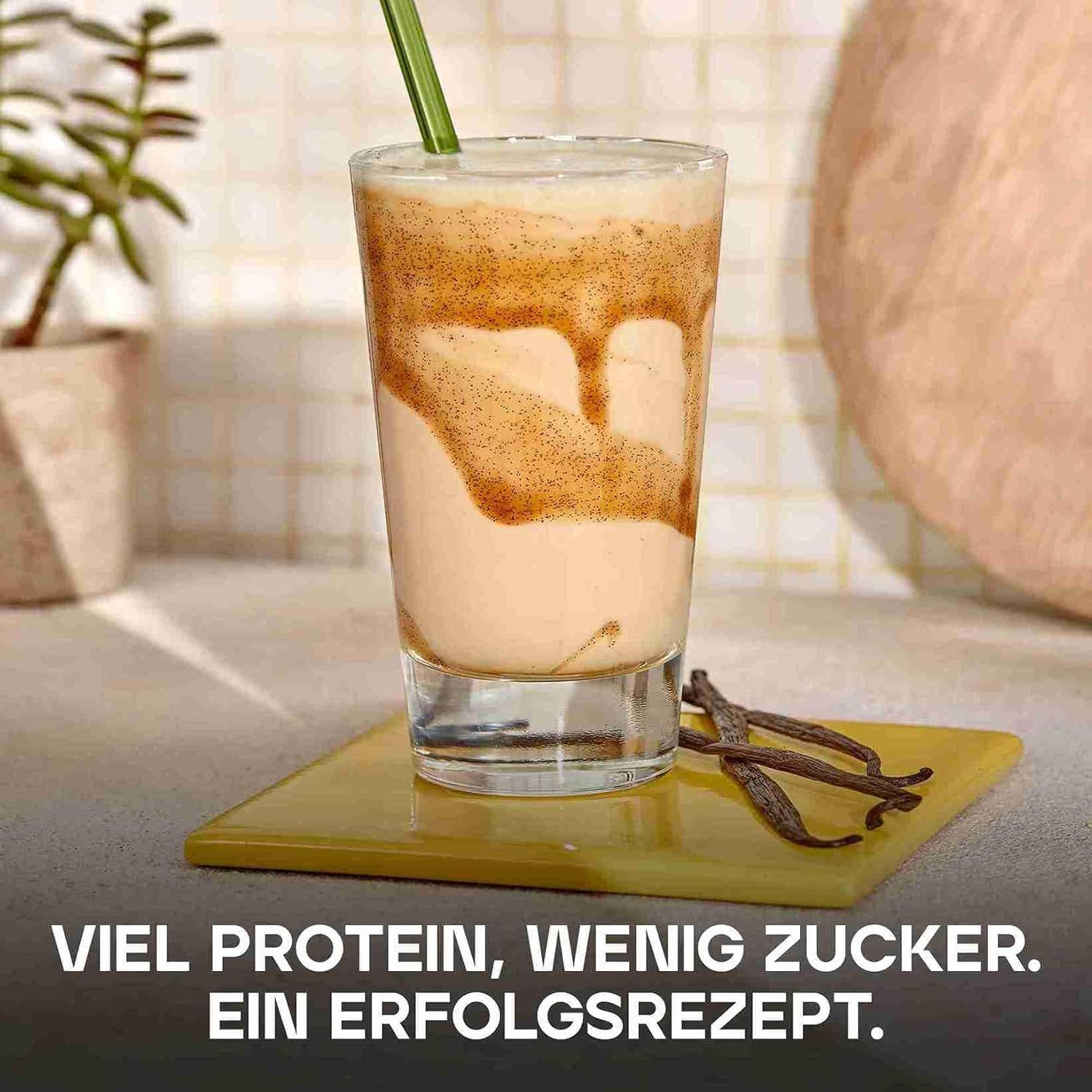 Glas mit Getränk, Vanille-Aroma. Text: VIEL PROTEIN, WENIG ZUCKER. EIN ERFOLGSREZEPT.