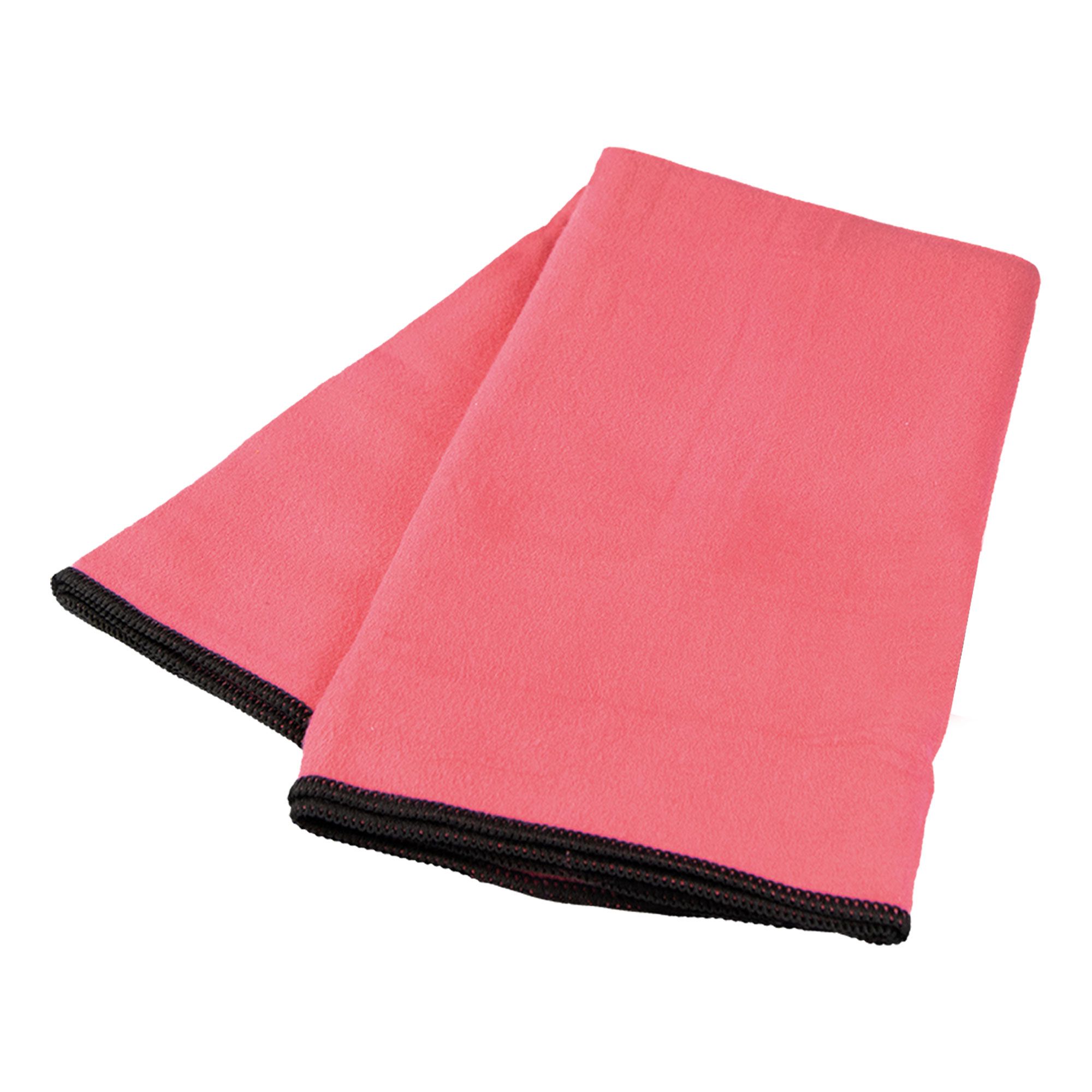 Rosa Handtuch mit schwarzem Rand, gefaltet. Liegt auf weißem Hintergrund. Aus weichem Material.