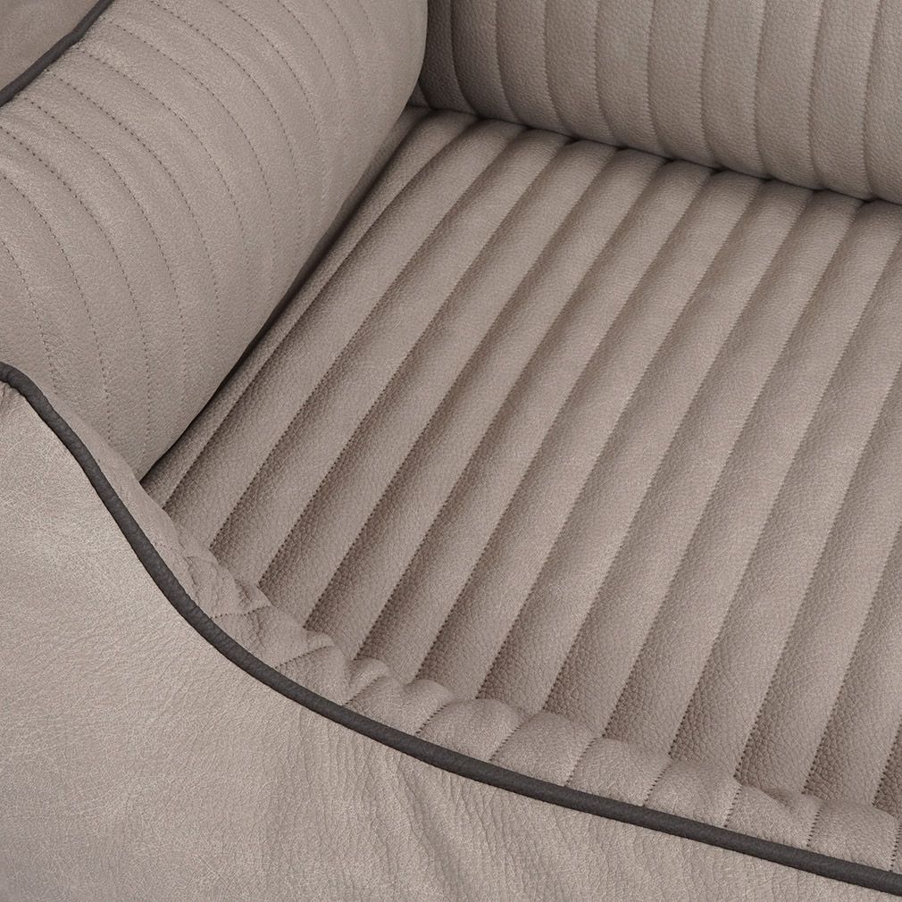 Nahaufnahme des Hundebetts Columbia. Beige, gesteppte Oberfläche mit vertikalen Linien. Schwarze Paspelierung. Detail der erhöhten Seiten.