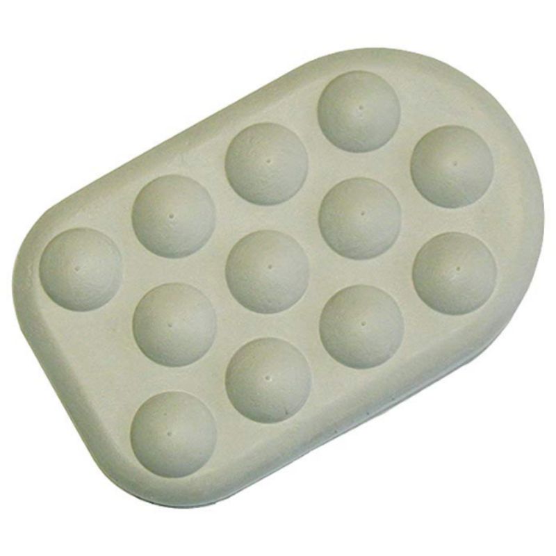 Graues, ovales Kissen mit 14 runden Noppen. Oberseite mit Noppen, Unterseite glatt. Aus Gummi.