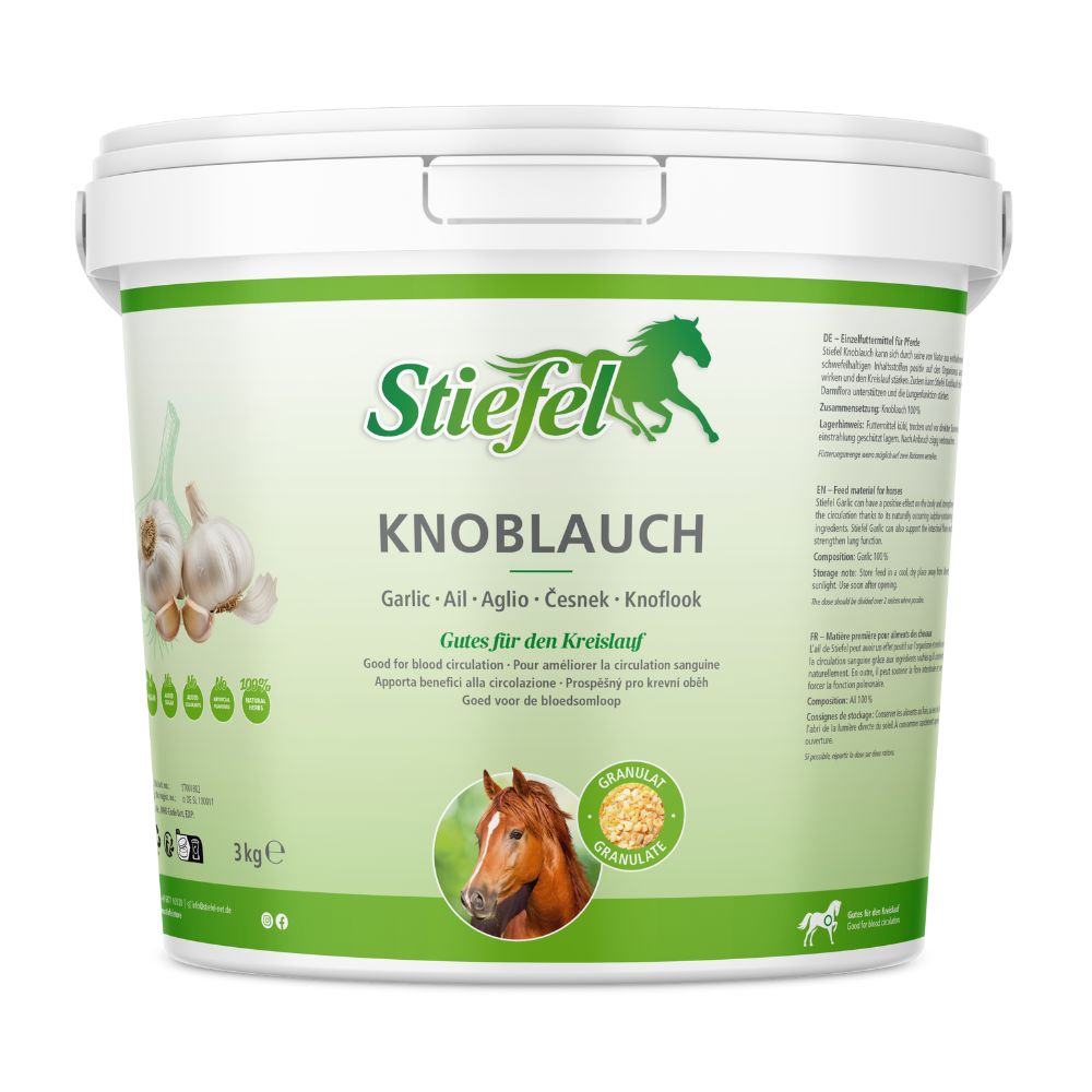 Weißer Eimer mit Stiefel Knoblauch. Aufschrift: Knoblauch, Granulat, 3kg. Abbildung von Knoblauch und einem Pferd.
