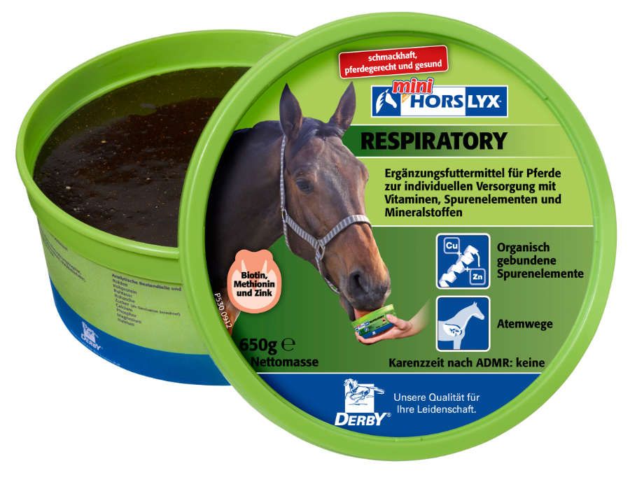 Runder, grüner Behälter. Aufschrift: Mini Horslyx Respiratory. Produktname, Logos und Text. Deckel mit Pferd.