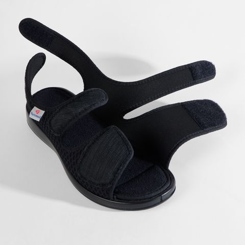 Schwarze Sandale mit Klettverschluss und atmungsaktivem Mesh-Obermaterial. Die Sohle ist profiliert.