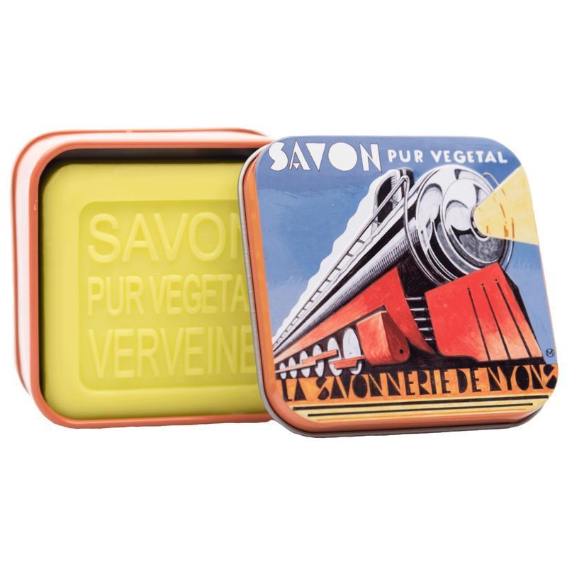 Offene Metallbox mit Seife. Gelbe Seife mit Prägung. Box mit Zugmotiv und Schriftzug 'La Savonnerie de Nyons'.