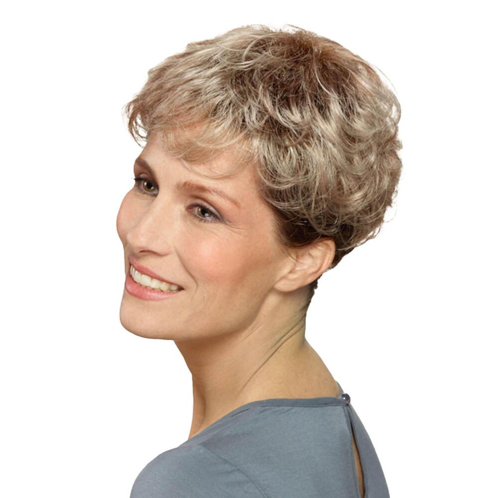 Kurzhaarperücke mit gewelltem Haar in Blondtönen. Frau mit grauem Oberteil, Blick zur Seite.