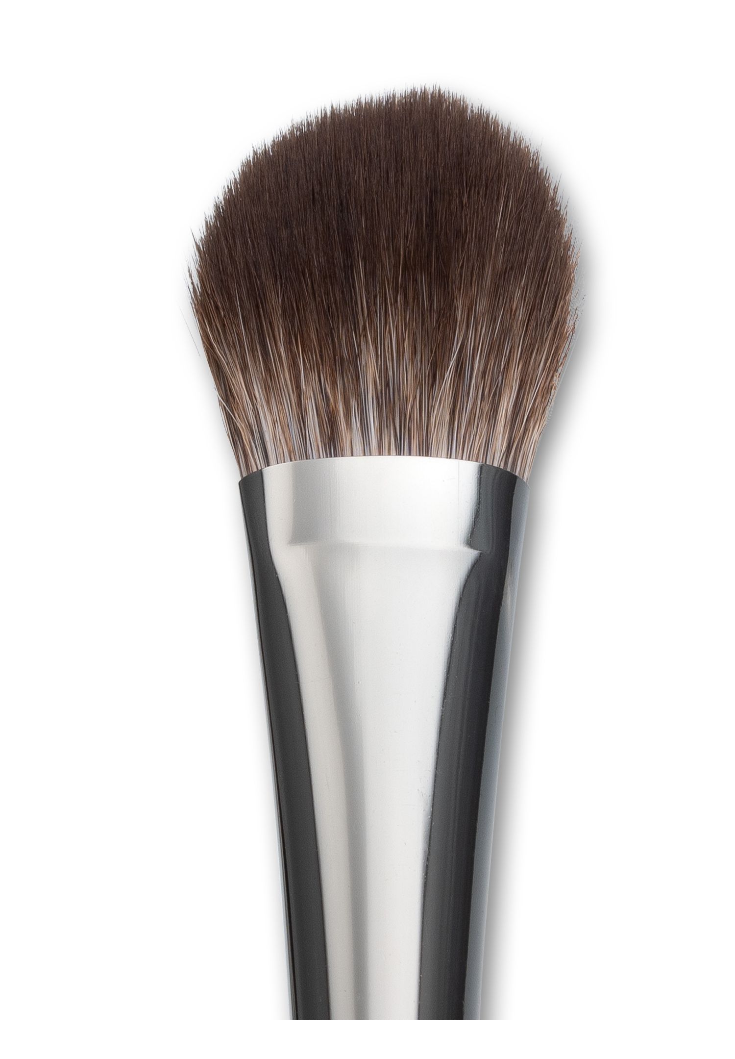 Nahaufnahme eines Pinsels mit schrägen, dunklen Borsten und silberner Zwinge.