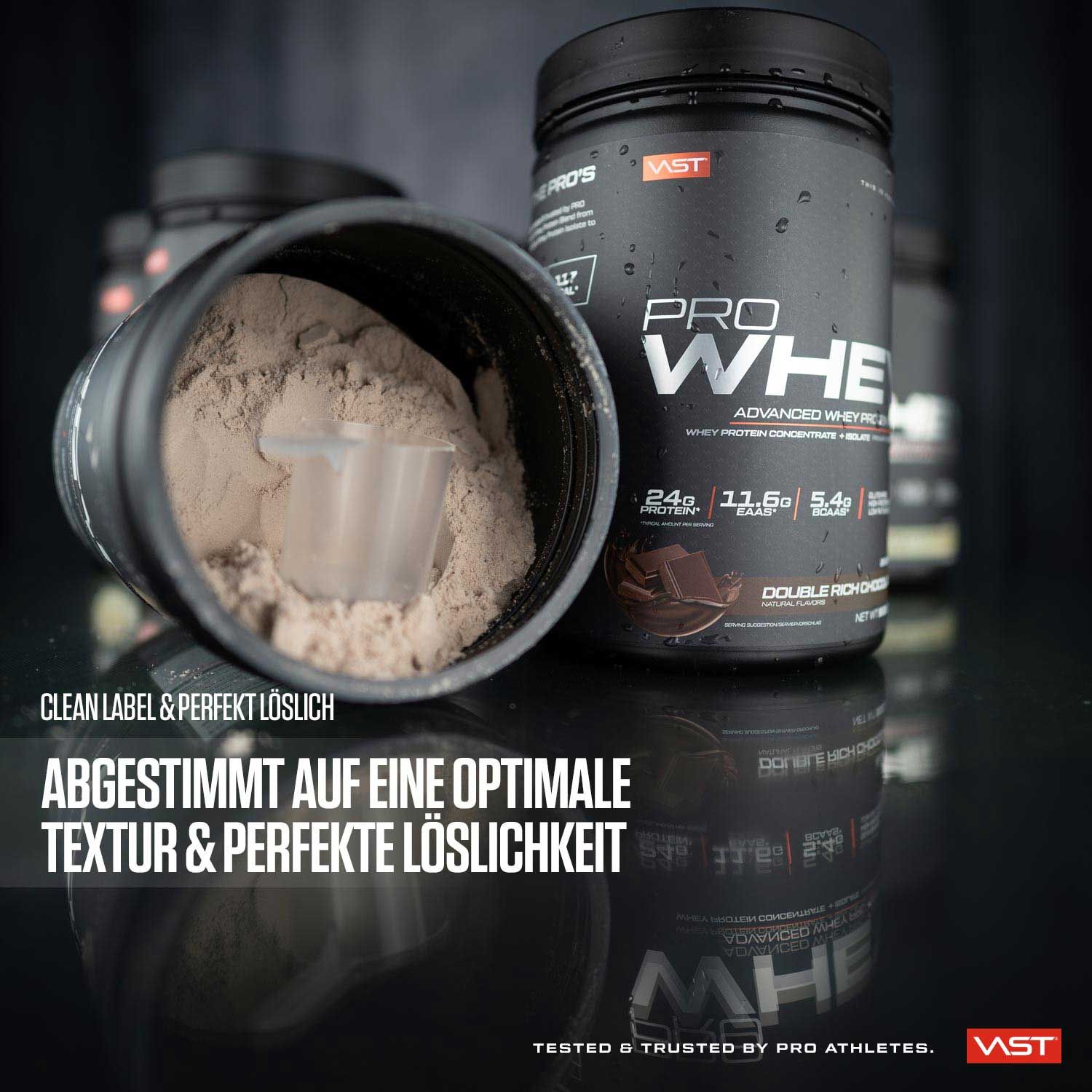Dose "PRO WHEY" mit Pulver und Messlöffel. Text: "24G PROTEIN, 11.6G EAAS, 5.4G BCAAS". Geschmack: Double Rich Chocolate.