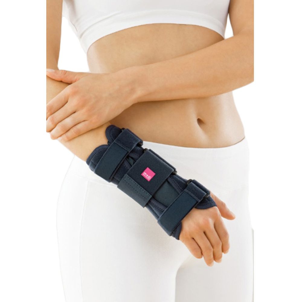 Schwarze Handgelenkorthese mit Klettverschlüssen, die an einem Arm einer Person angelegt ist.