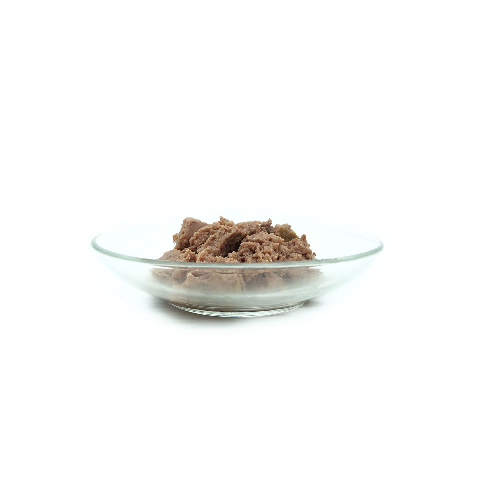 Haufen Katzenfutter in einer Glasschale. Das Futter ist braun und hat eine grobe Textur.