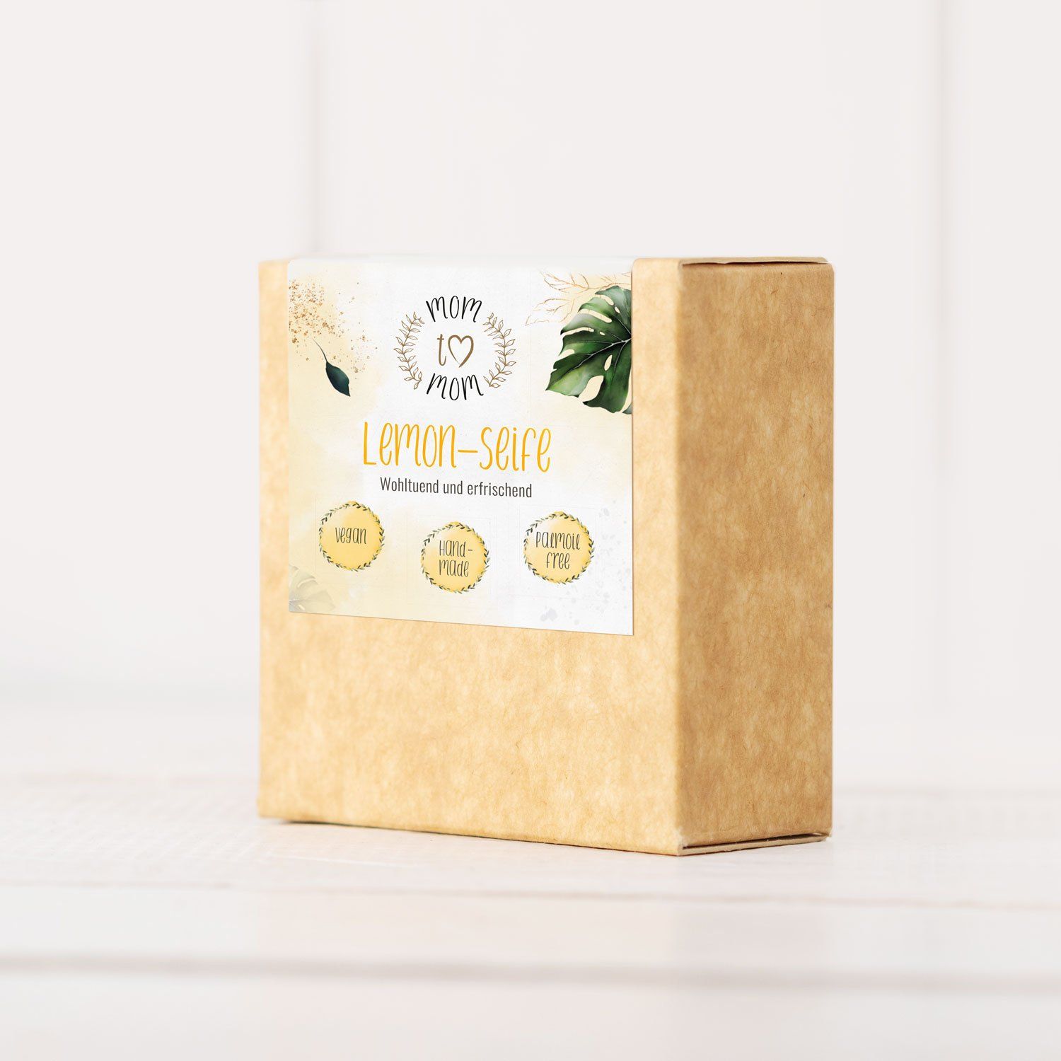 Verpackung der Seife mom to mom Lemon-seife. Aufschrift: Vegan, handgemacht, palmölfrei.