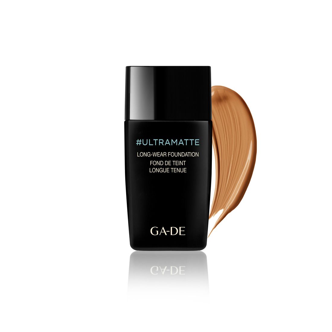 Schwarze Flasche mit Aufschrift #ULTRAMATTE, LONG-WEAR FOUNDATION, GA-DE. Daneben ein Farbstrich.