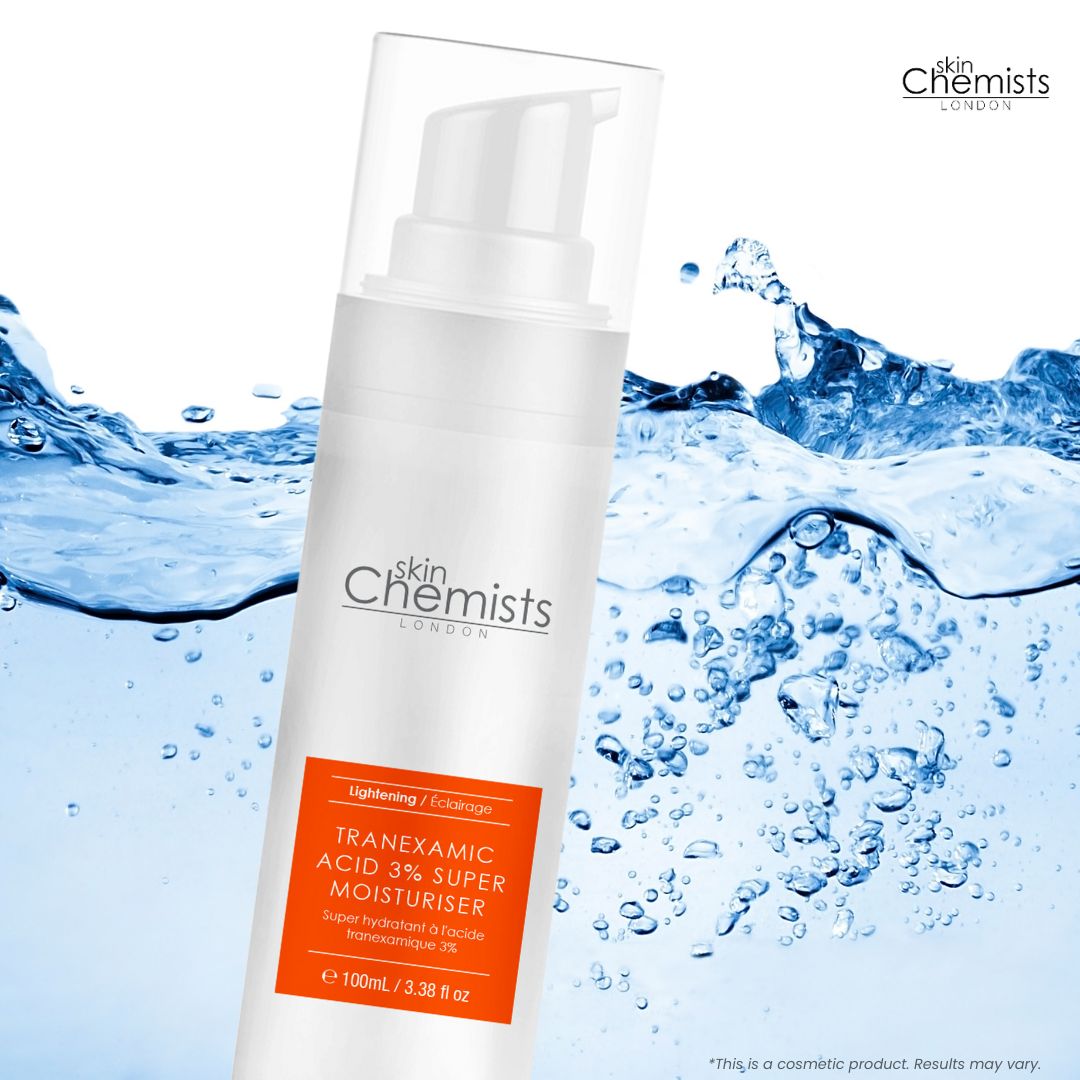 Weiße Flasche mit Pumpe vor Wasserhintergrund. Text: Tranexamsäure 3% Super Moisturiser. Marke: SkinChemists.