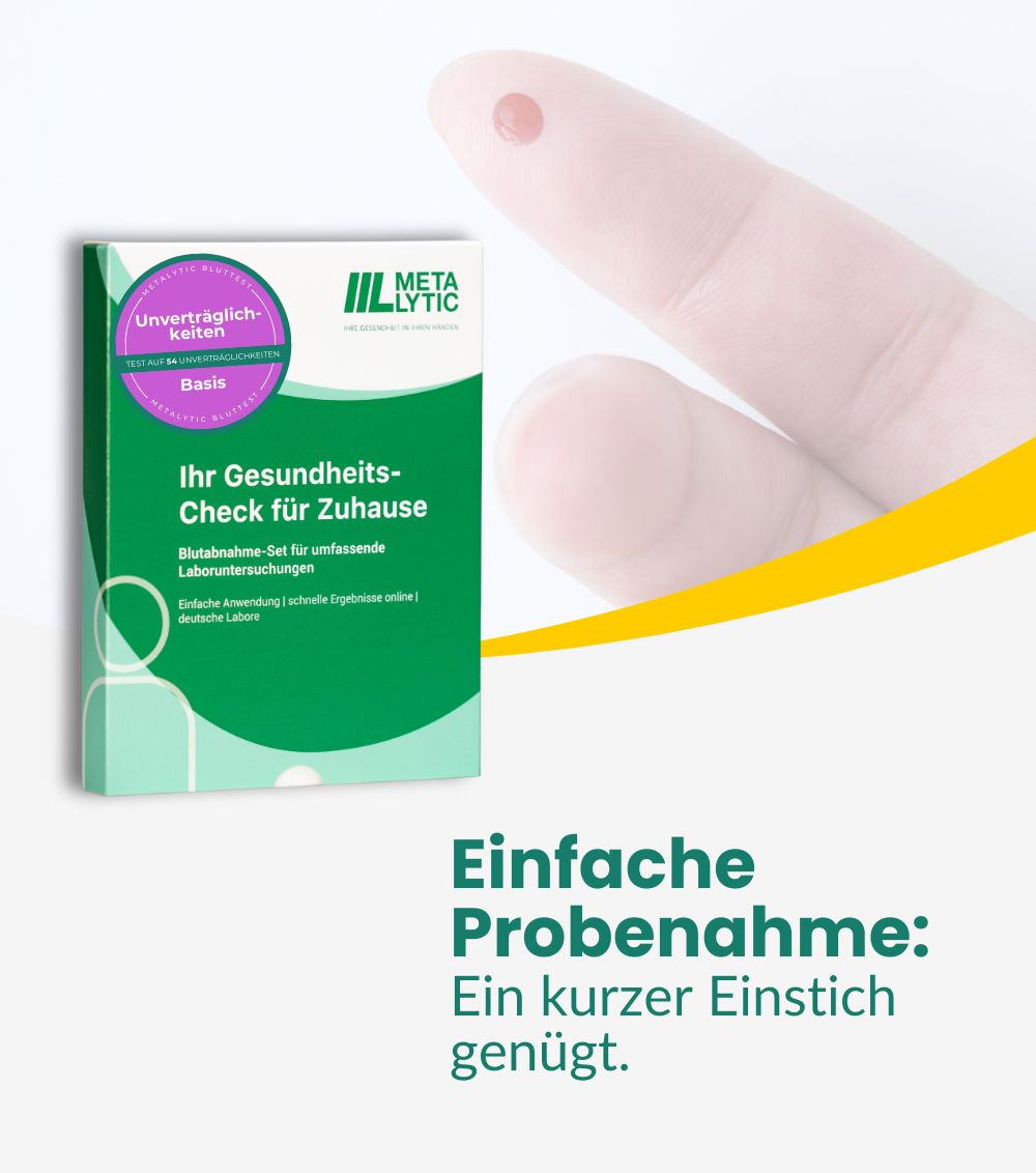 Finger mit Blutstropfen neben MetaLytic-Test-Verpackung. Text: Einfache Probenahme: Ein kurzer Einstich genügt.
